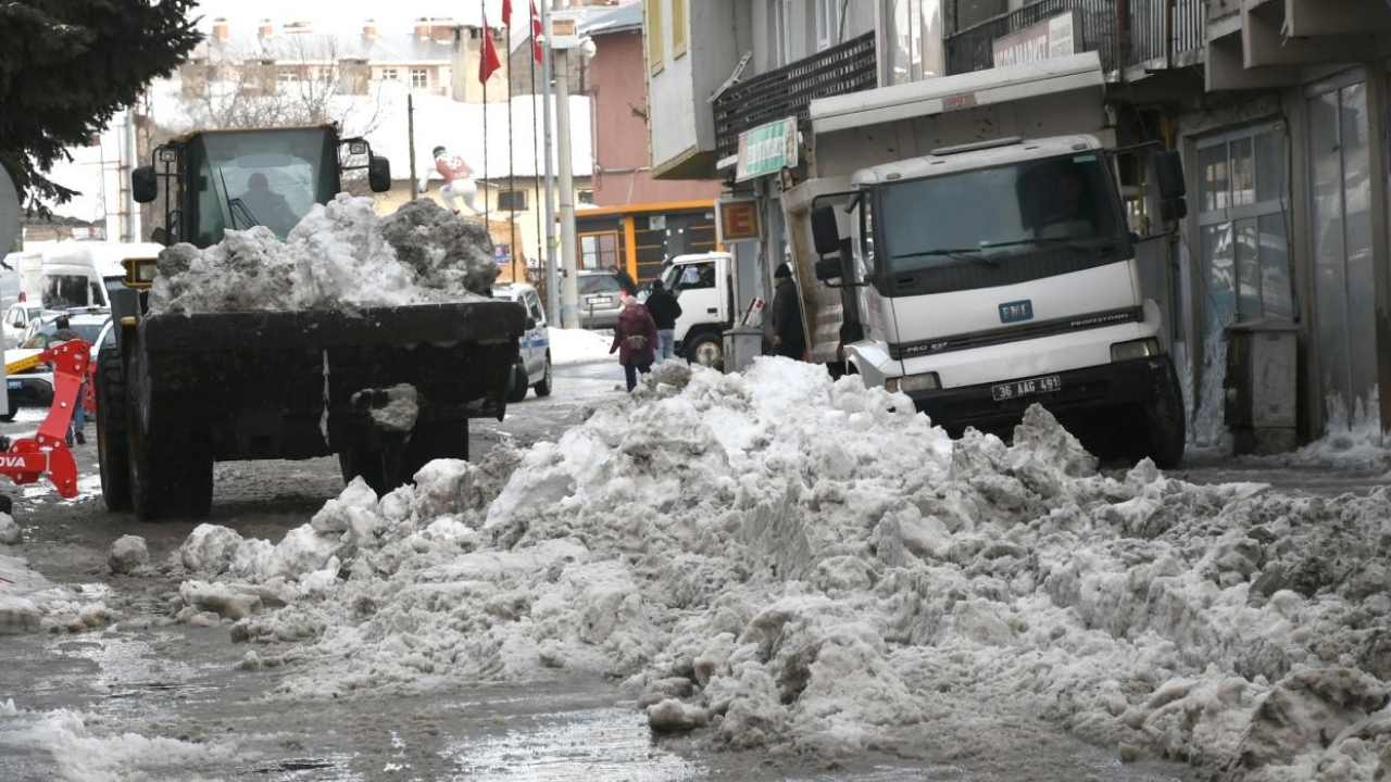 Sarıkamış’ta kar kamyonlarla şehir dışına taşınıyor