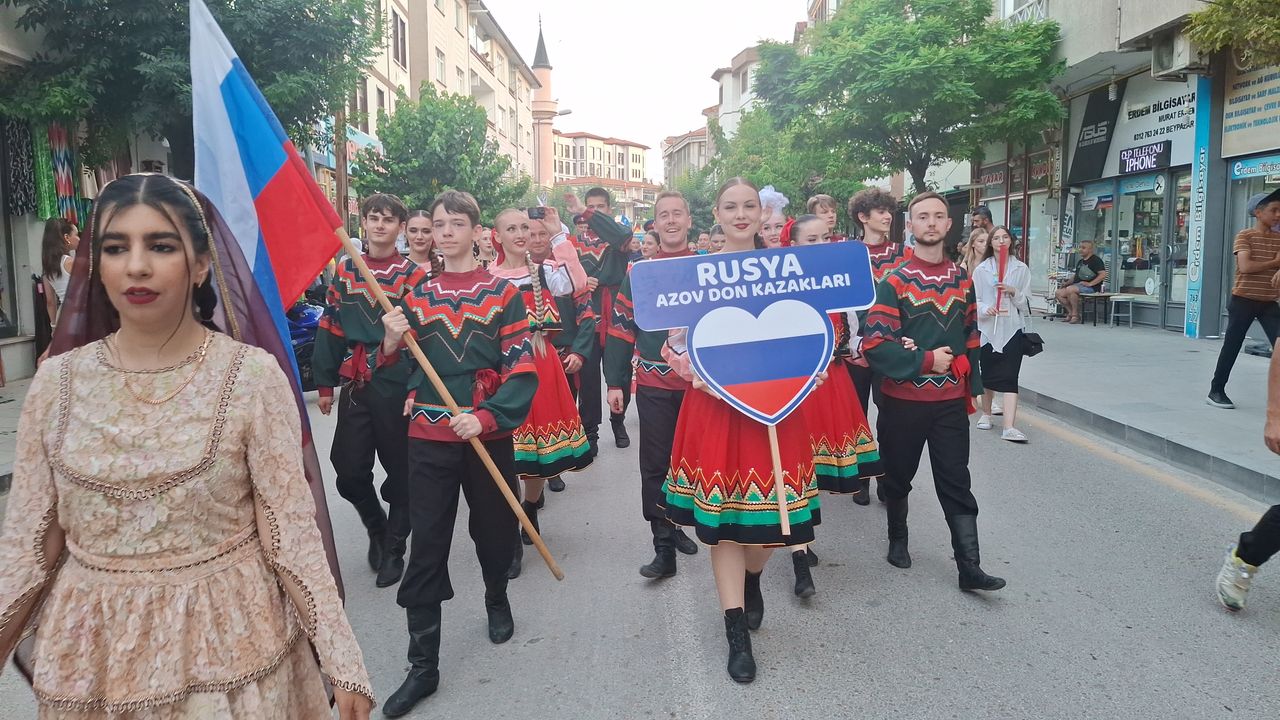 Beypazarı'nda renkli başlangıç: 2. Uluslararası Halk Dansları ve Müzik Festivali kortejle başladı