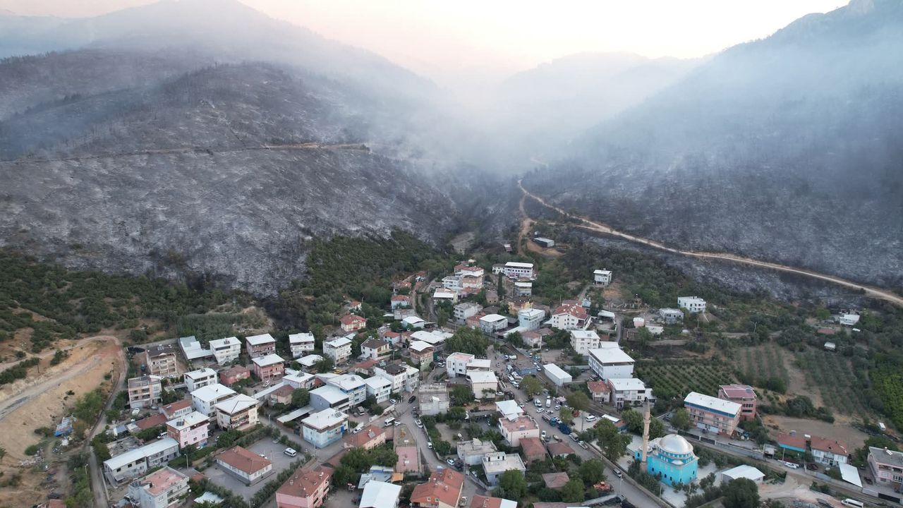 Türkiye'nin ciğerleri yandı: Çamla bezeli ormanlık alandan geriye kül yığınları kaldı