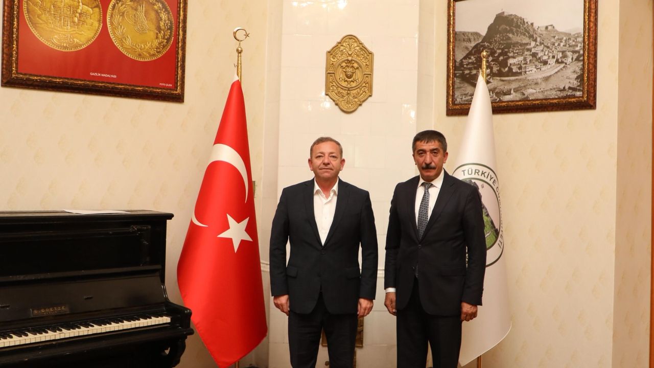 Vali Ziya Polat, Susuz Belediye Başkanı Oğuz Yantemur'u makamında kabul etti