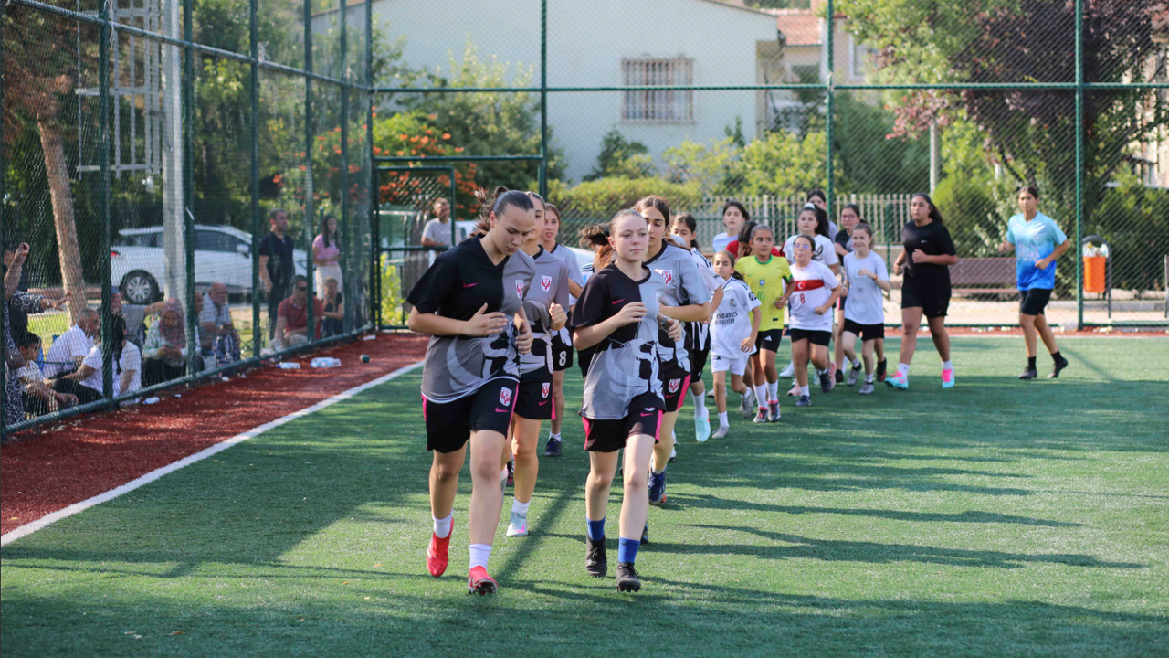 Ankara Büyükşehir Belediyesi'nden ücretsiz kız futbol okulu