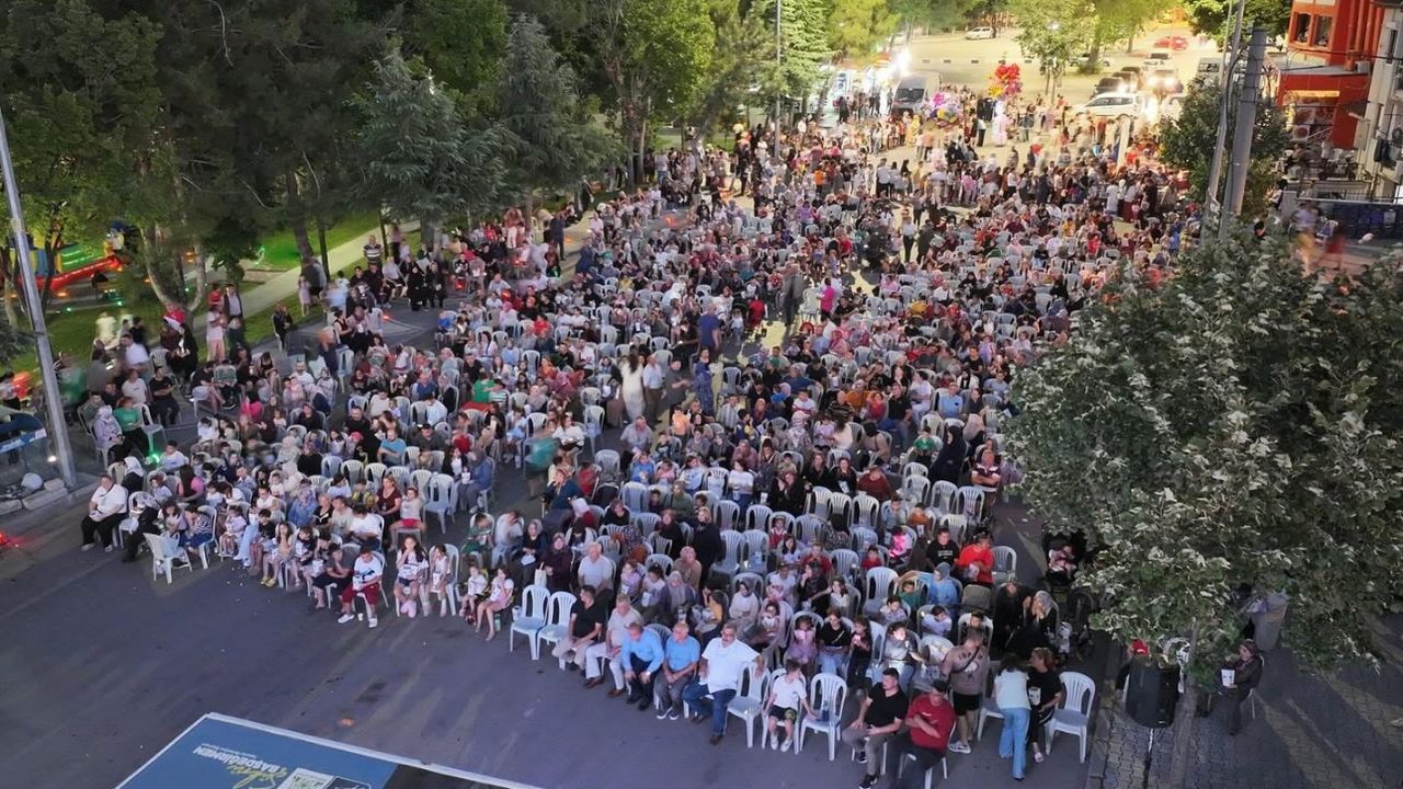 Çocuklar eğlendi, aileler kaynaştı, Fatih Mahallesi’nde sinema keyfi yaşandı