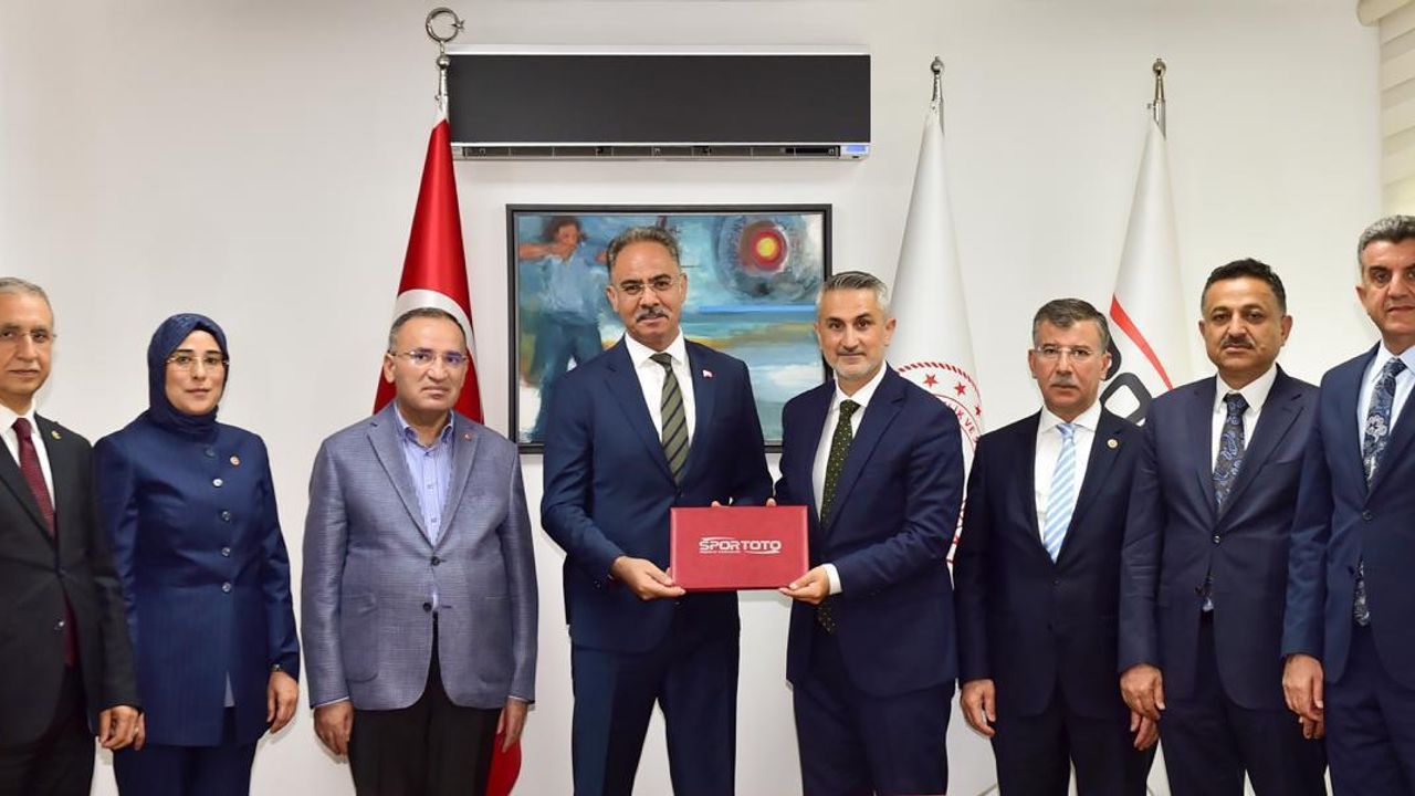 Şanlıurfa'ya dev gençlik yatırımı: Eyyübiye'de 20 saha İçin İmzalar Atıldı