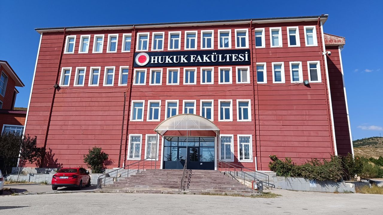 Hukuk fakültelerine girişte başarı sıralaması barajı 125 bin olarak güncellendi