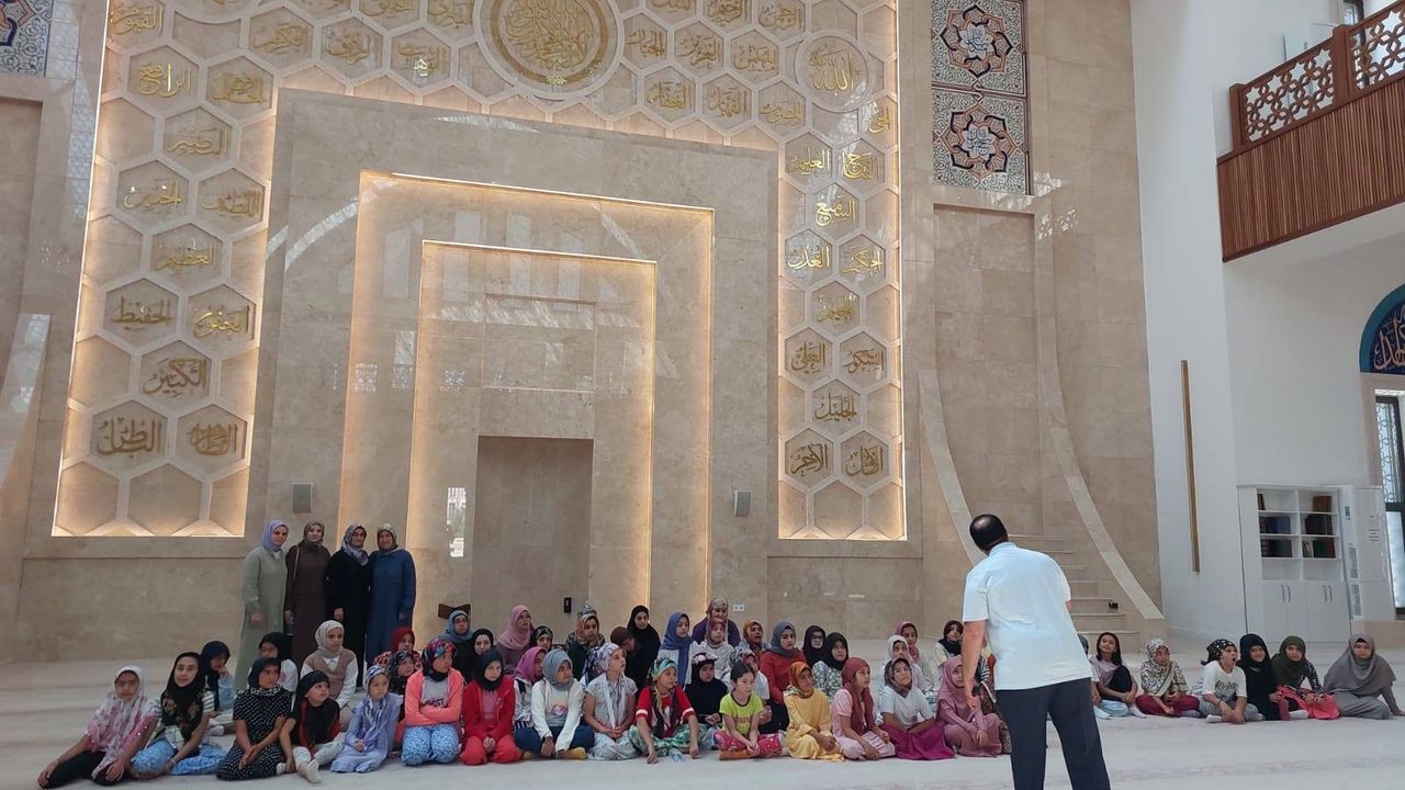 Kars'ta camii çocuk buluşmaları: "Şehirlerin kalbi camilerde buluşalım" projesi devam ekarsdiyor