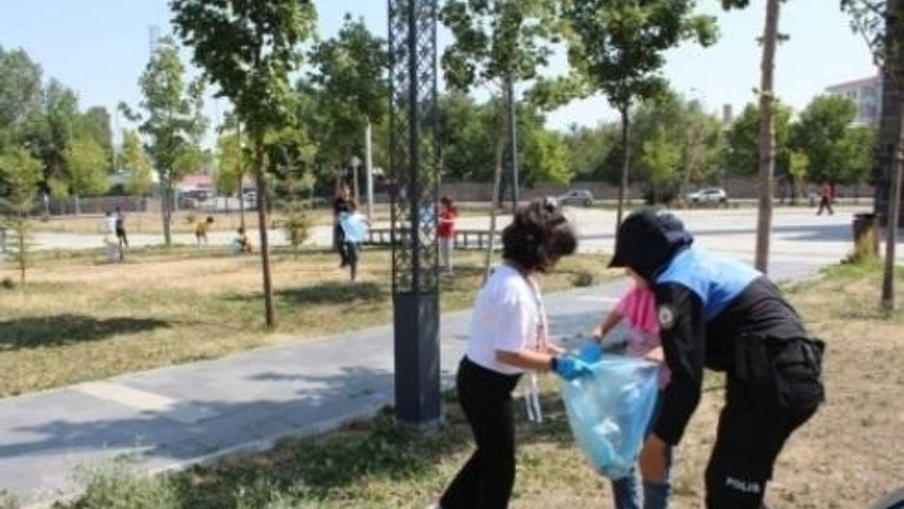 Kars'ta öğrencilere çevre temizliği bilinci aşılanıyor
