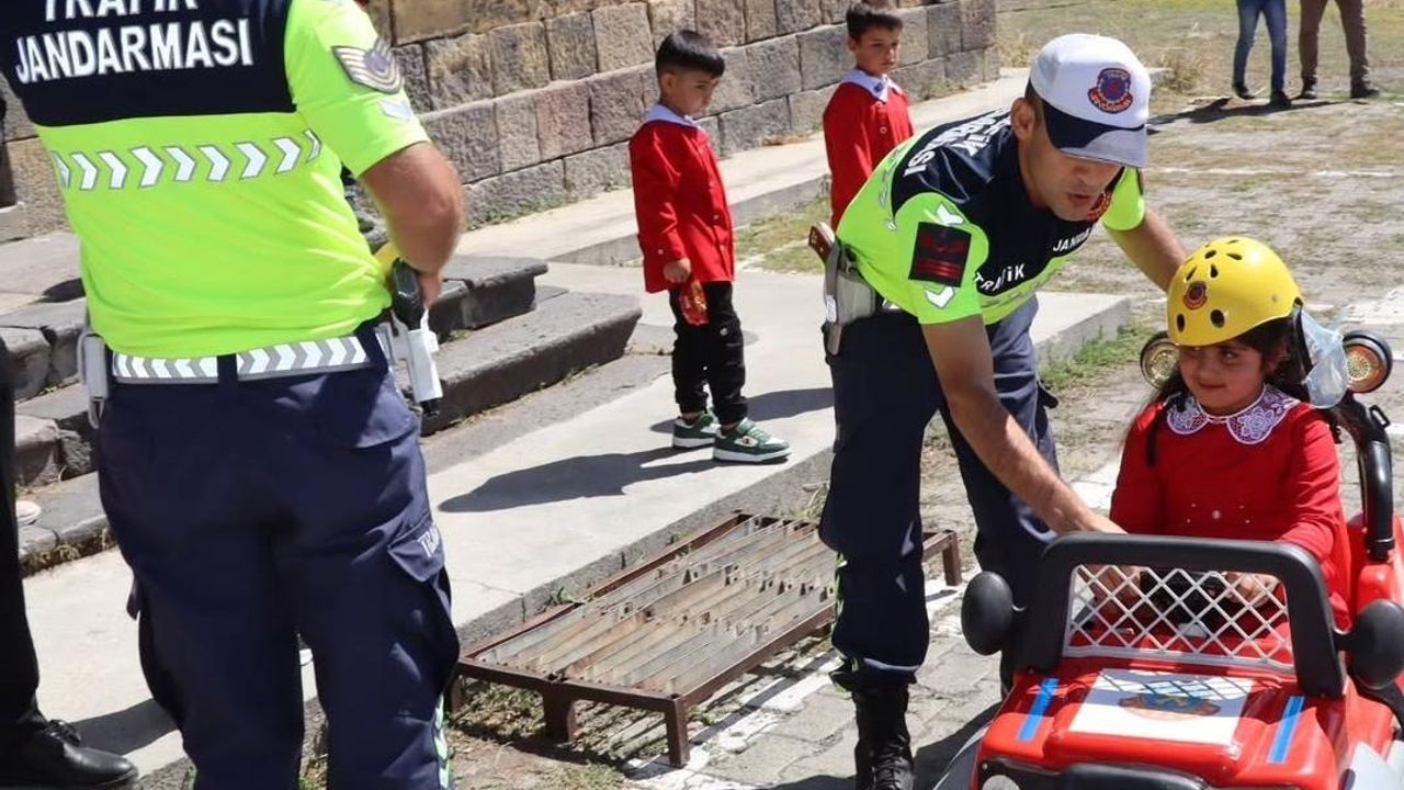 Kars'ta Jandarma'dan öğrencilere trafik güvenliği eğitimi verdi