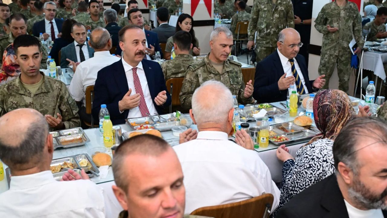 Isparta Valisi  Erin, Gazilerle Komando Tugayı’ndab nir araya geldi