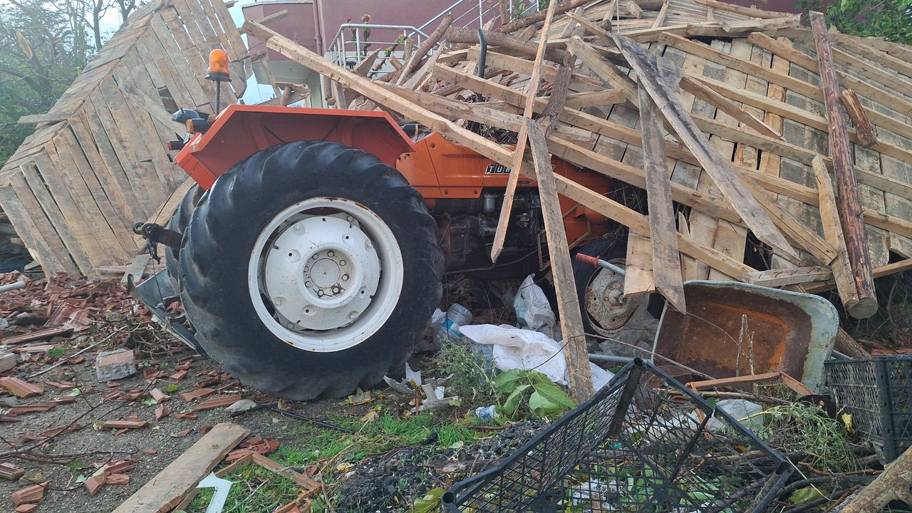 Beypazarı’nda Hortum evlerin ve ağılların çatısını uçurdu