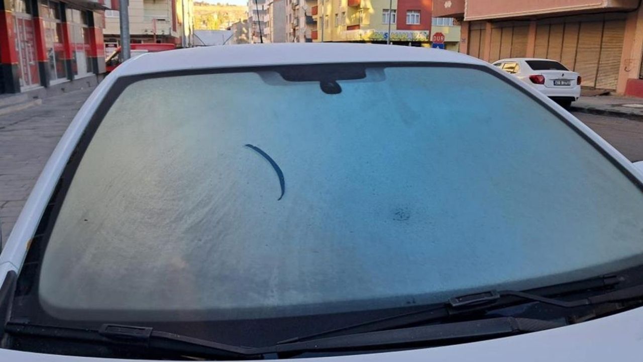 Kars'ta araç camları buz tuttu, sıcaklık -7 dereceye düştü