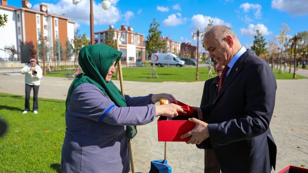 Başkan Özlü, “Bayrak Kahramını”nı taltif etti