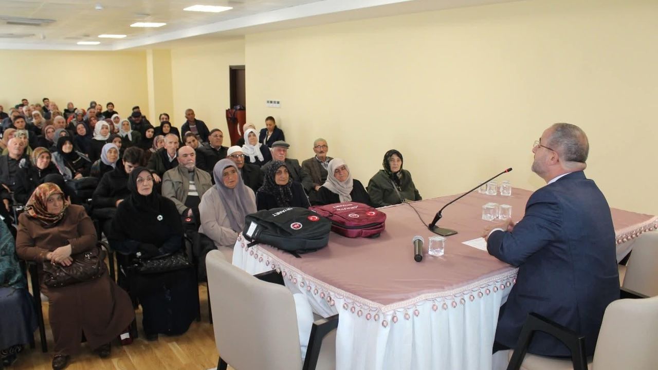 Kars'tan direkt uçuşlu Umre yolcularına bilgilendirme semineri düzenlendi