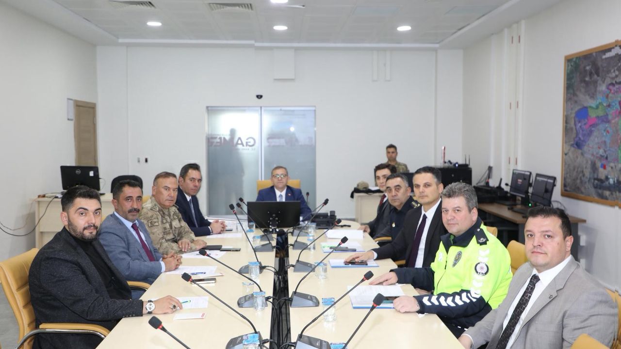 Kars'ta karayolları trafik levhalarının sadeleştirilmesi için toplantı düzenlendi