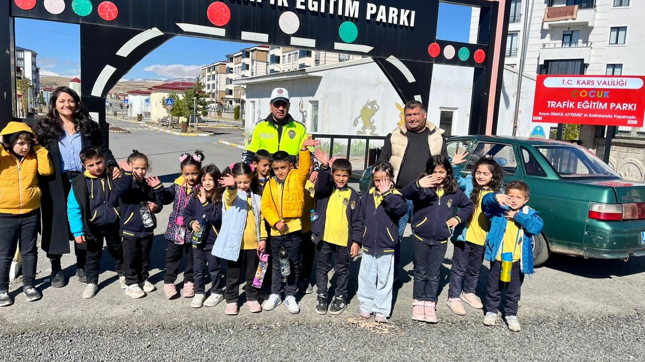 Kars’ta öğrencilere temel trafik eğitimi verildi