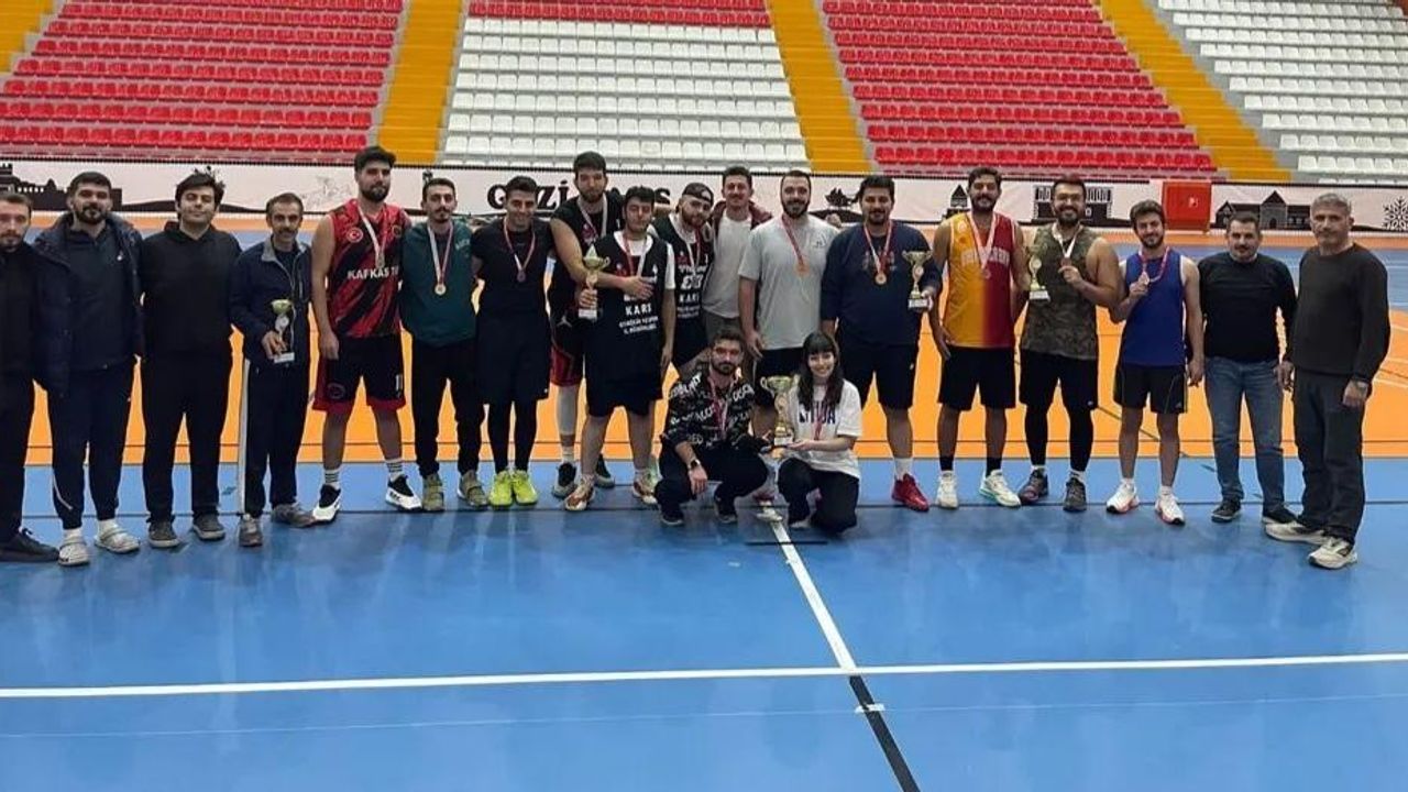Kars’ın Kurtuluşunun 104. Yılı kapsamında Kars Cup 3x3 Basketbol Turnuvası başladı!