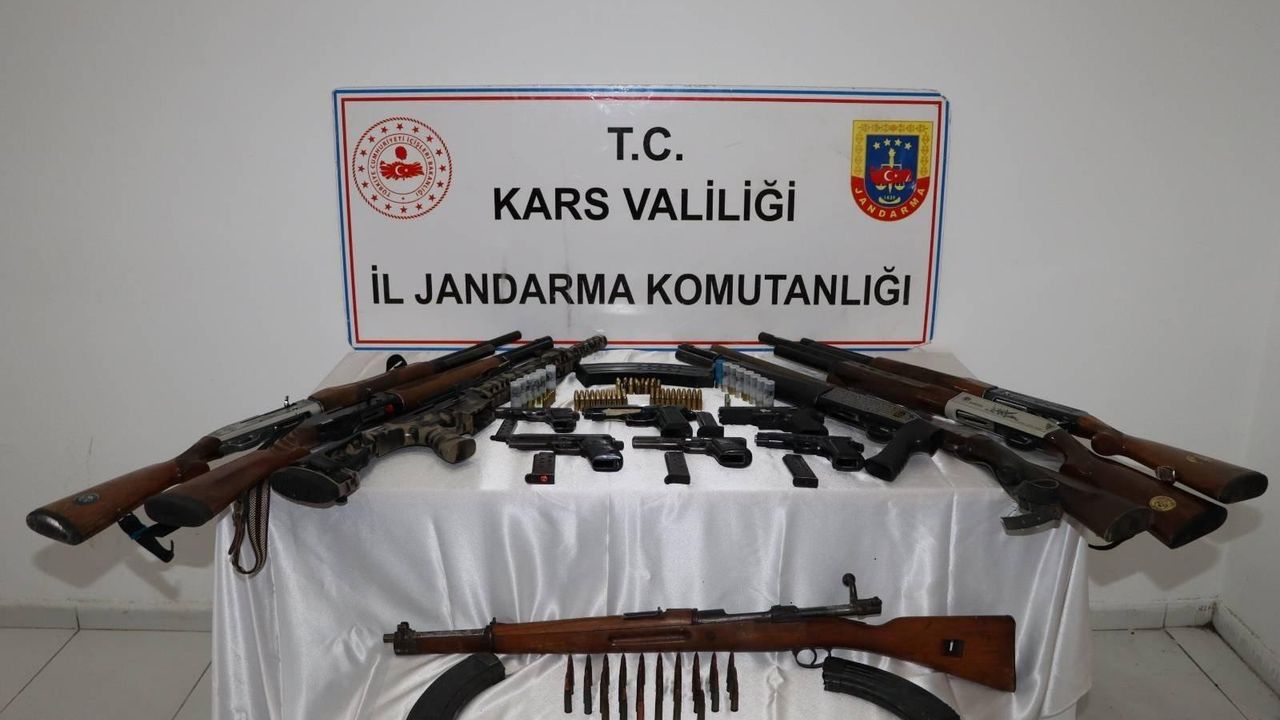 Kars’ta jandarmadan ruhsatsız silah ve aranan şahıslara yönelik operasyon