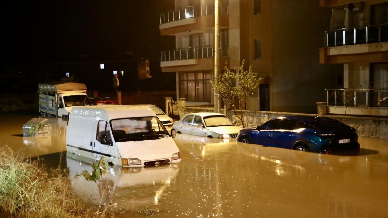 İzmir Bergama’da sağanak yaşamı felç etti