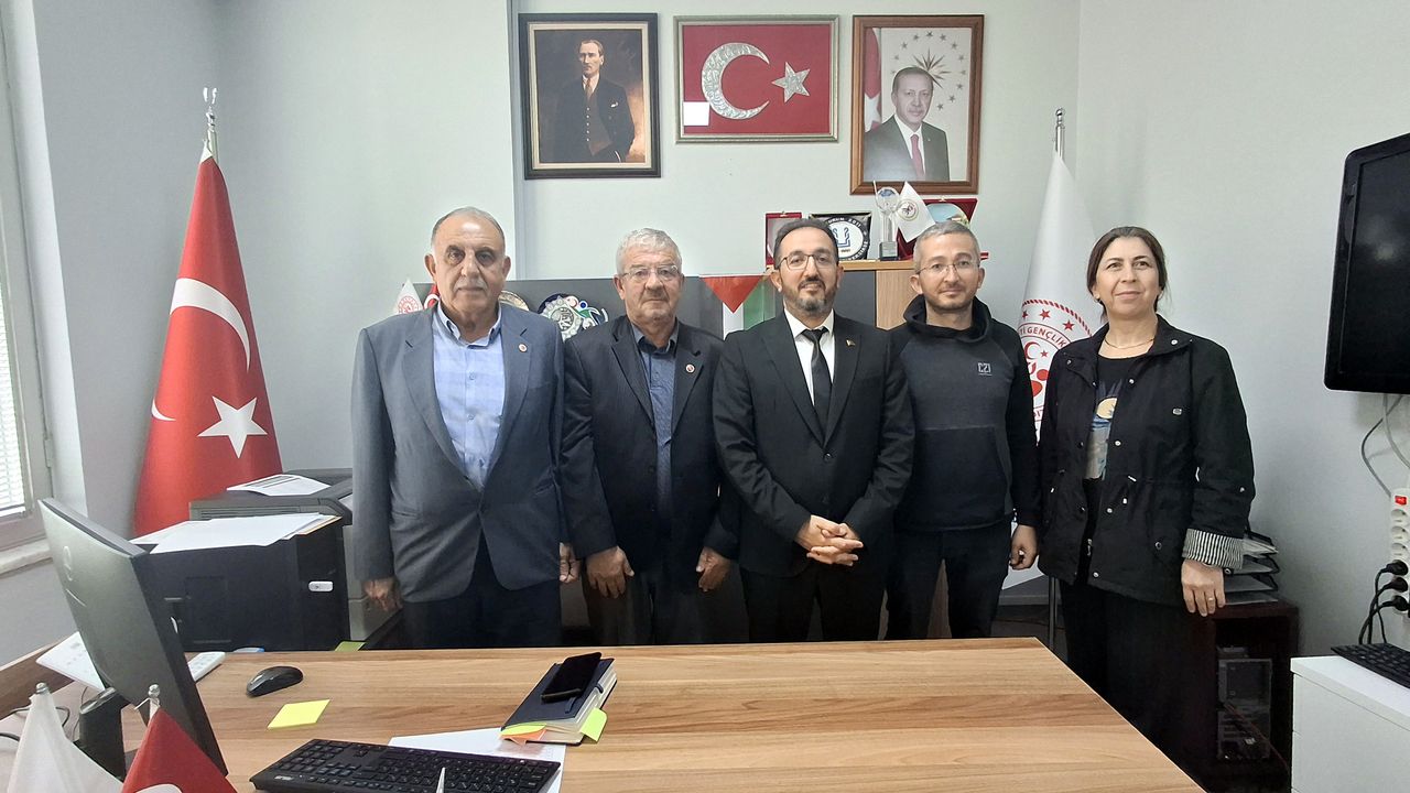 Muhtarlar Derneğinden İlçe Gençlik Spor müdürüne ziyaret: