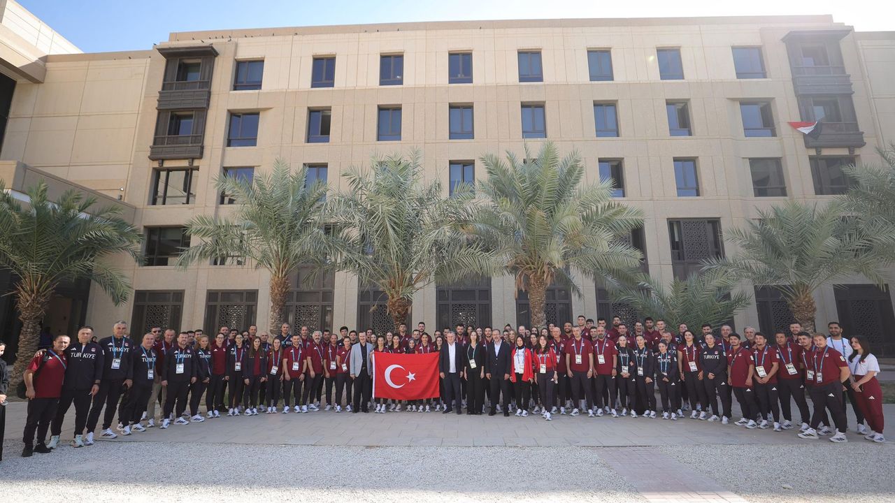 Bakan Bak, Suudi Arabistan'da millî sporcularla bir araya geldi