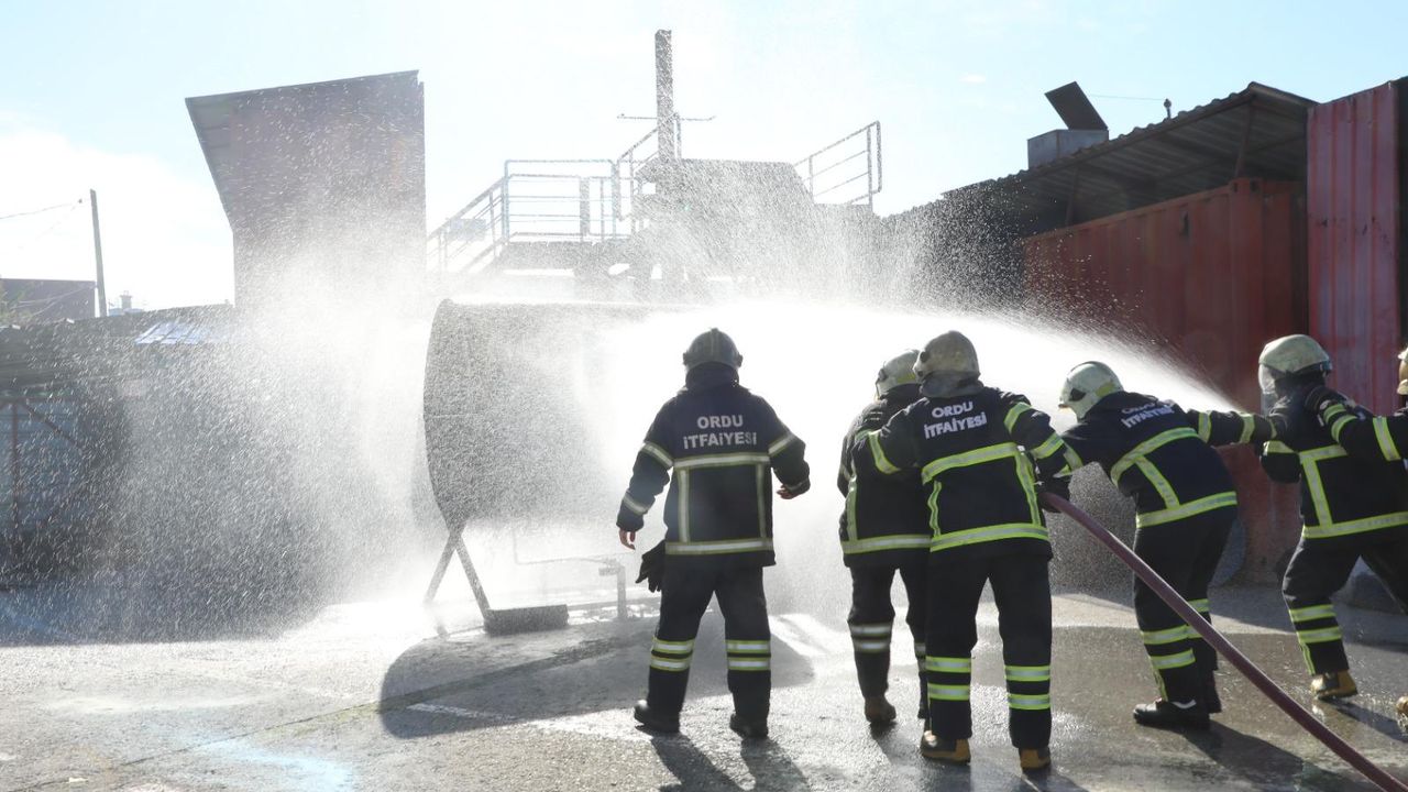 Geleceğin itfaiyecilerine Ordu itfaiyesi eğitim veriyor