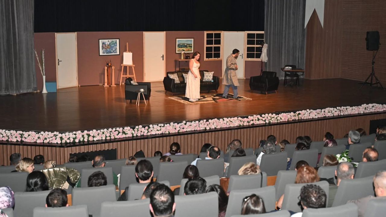 “Eyvah Yine Karıştı” adlı komedi oyunu tam not aldı