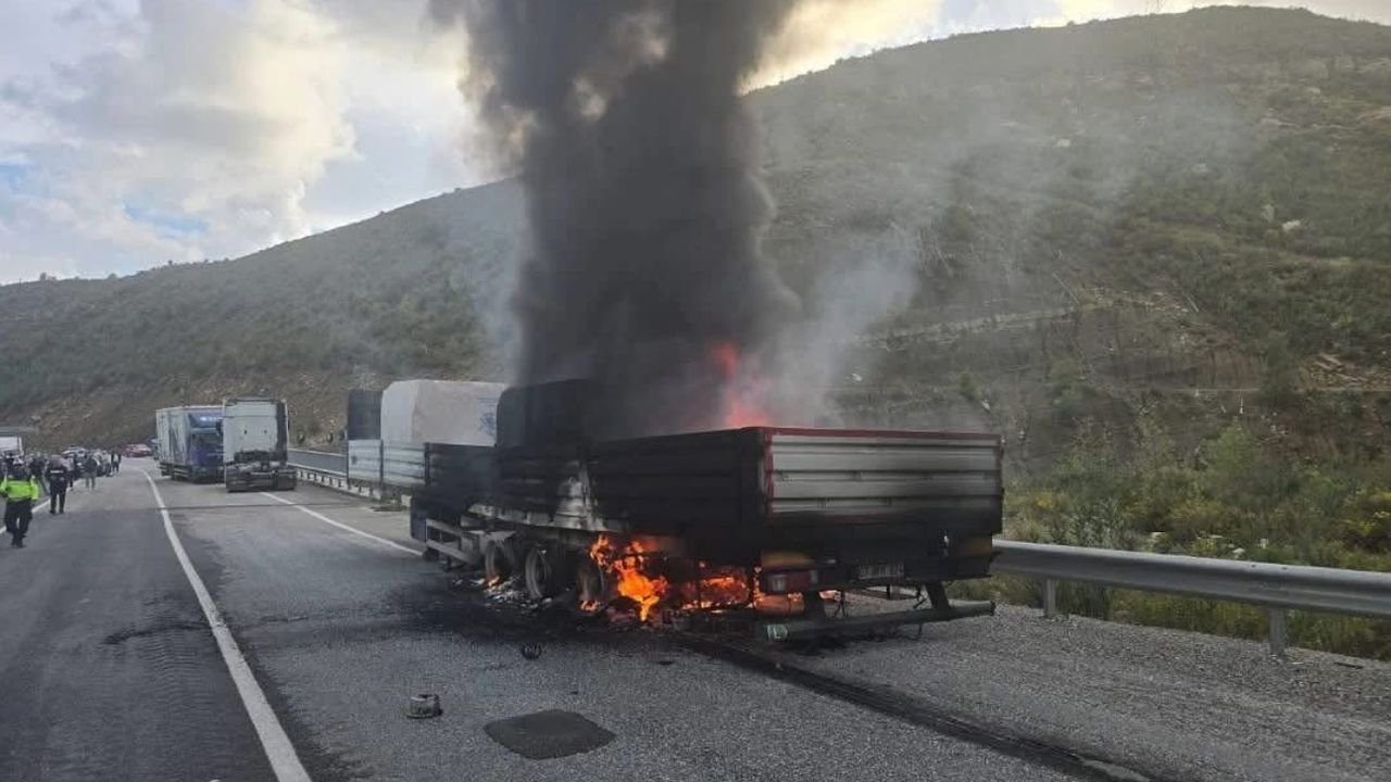 Manavgat’ta mermer yüklü tır alev alev yandı