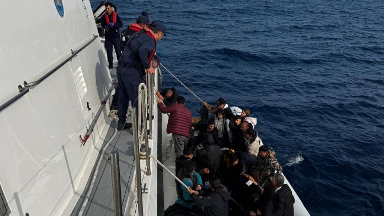 İzmir açıklarında 64 düzensiz göçmen kurtarıldı