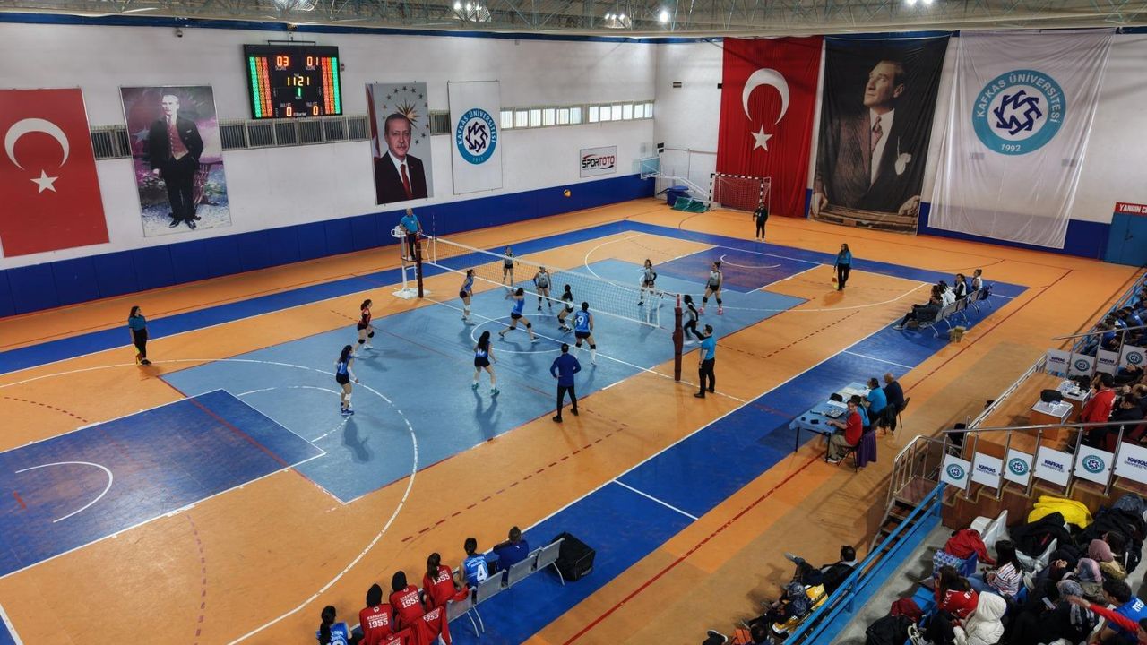 Voleybol Ünilig eleme grubu müsabakaları Kafkas Üniversitesi’nde başladı