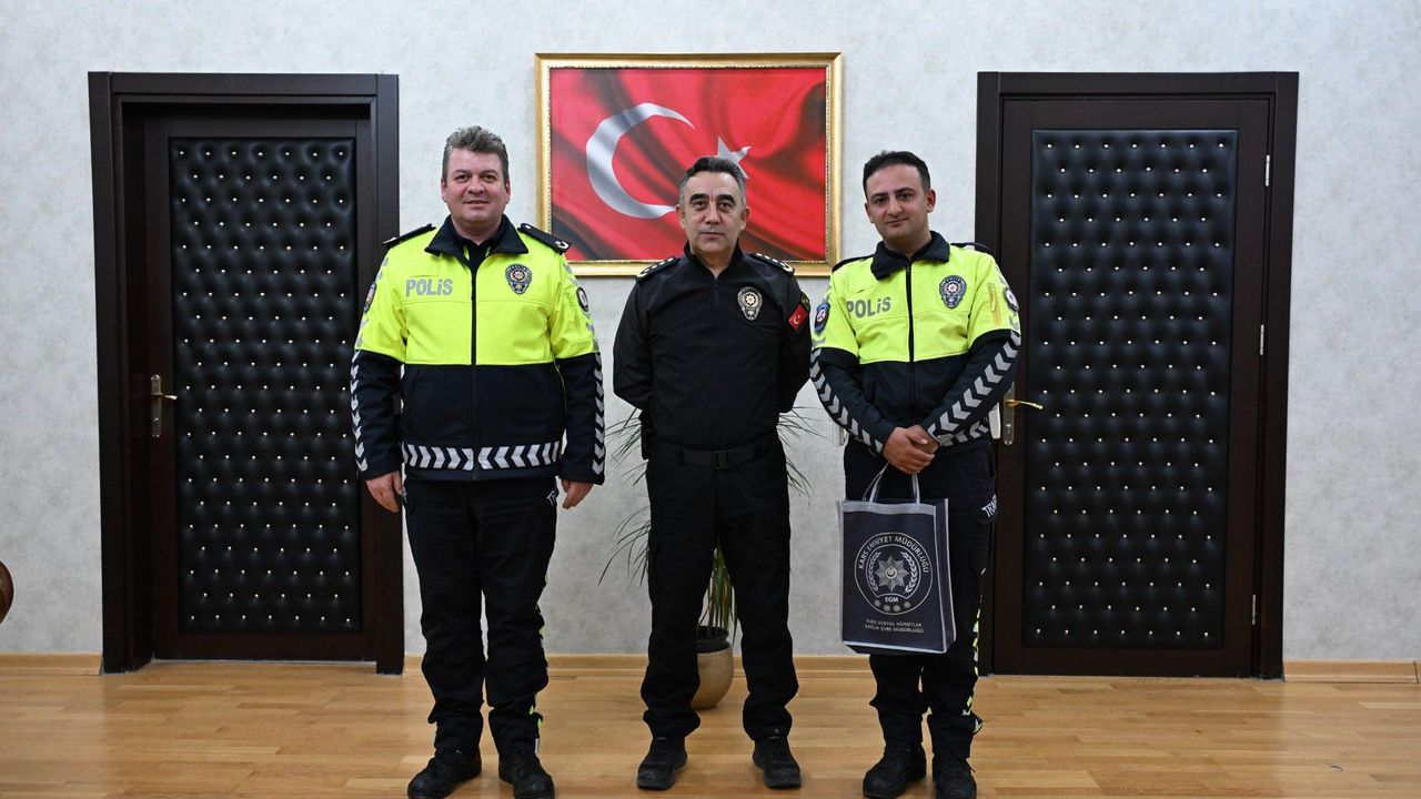Kars İl Emniyet Müdürü Tombul, Başarılı Polis Memurunu ödüllendirdi