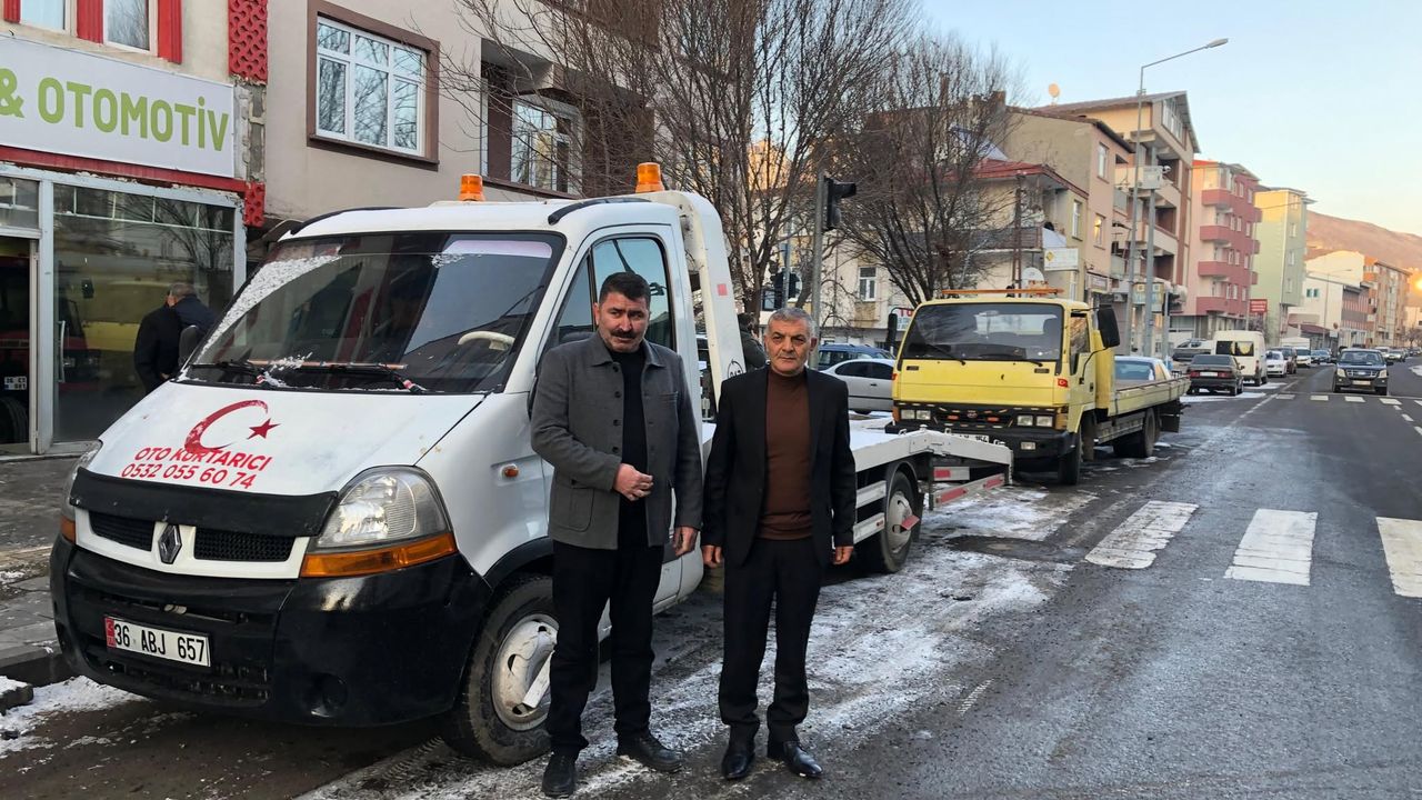 Kars Şoförler ve Otomobilciler Odası başkan adayı Murat Şimşek sahada şoför esnafının sorunlarını dinliyor
