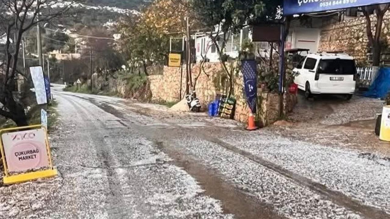 Kaş’ta kış ortasında dolu