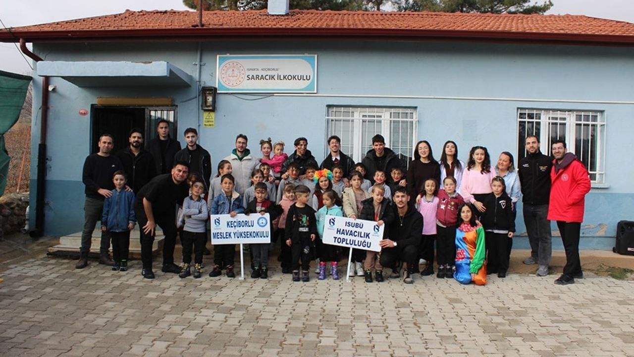 Küçük ayaklar, büyük umutlar: Üniversitelilerden köy okullarına tiyatro sürprizi