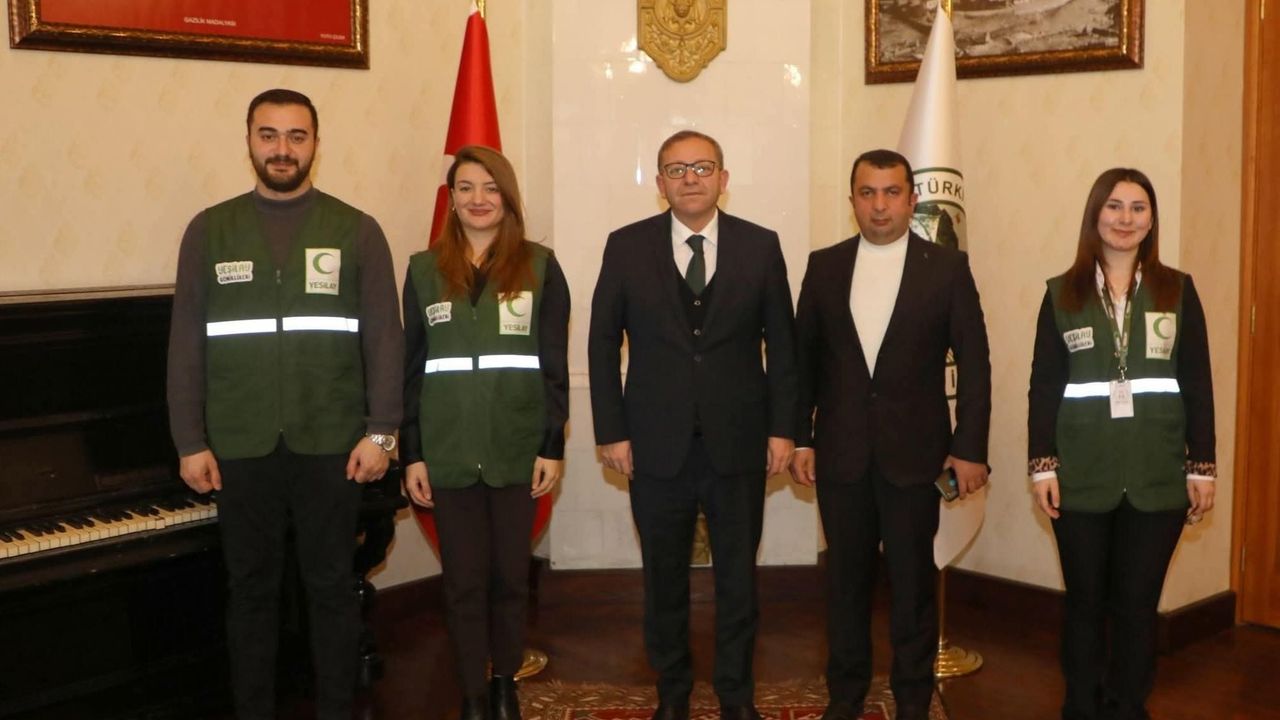 Kars Valisi Ziya Polat, "Kars Yeşilay Şubesini ve tüm ekibi kutluyorum"