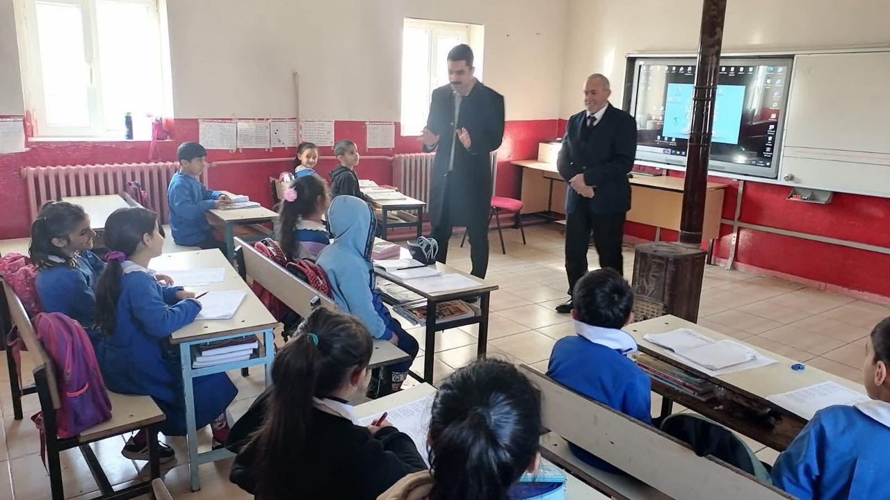 Susuz Kaymakamı Tutal, eğitim camiasıyla bir araya gelmeye devam ediyor