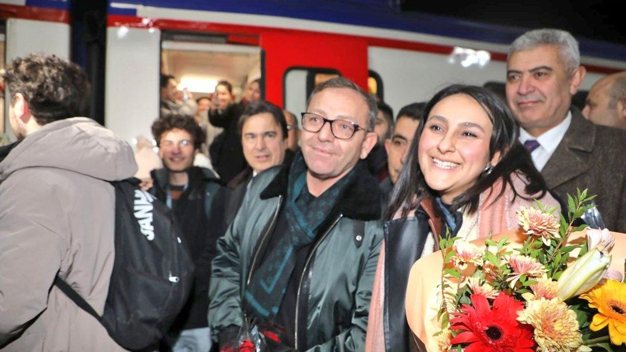 Masalsı yolculukta son durak: Kars’ta çiçekli ve danslı karşılama!