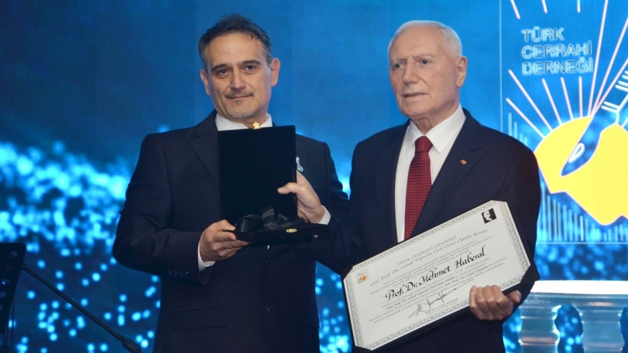 Türk Cerrahi Derneği’nin en büyük ödülü Prof. Dr. Mehmet Haberal’a