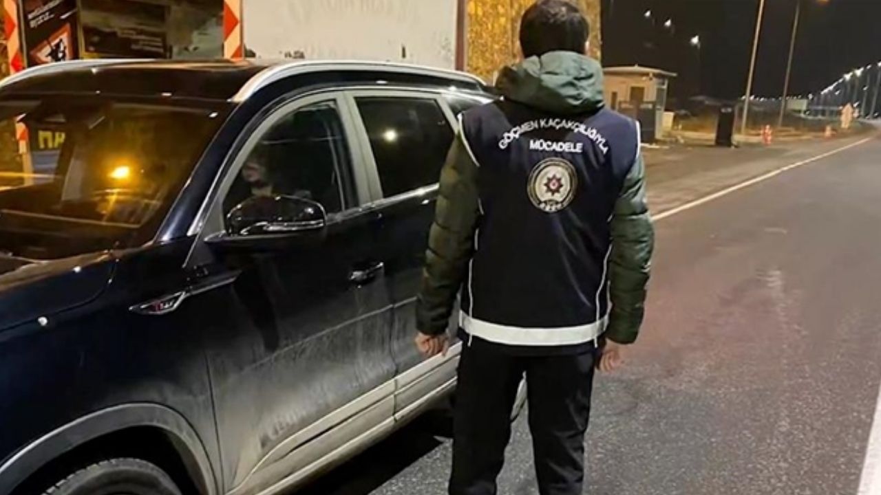 Ülke genelindeki denetimlerde 55 göçmen kaçakçısı ile 972 düzensiz göçmen yakalandı