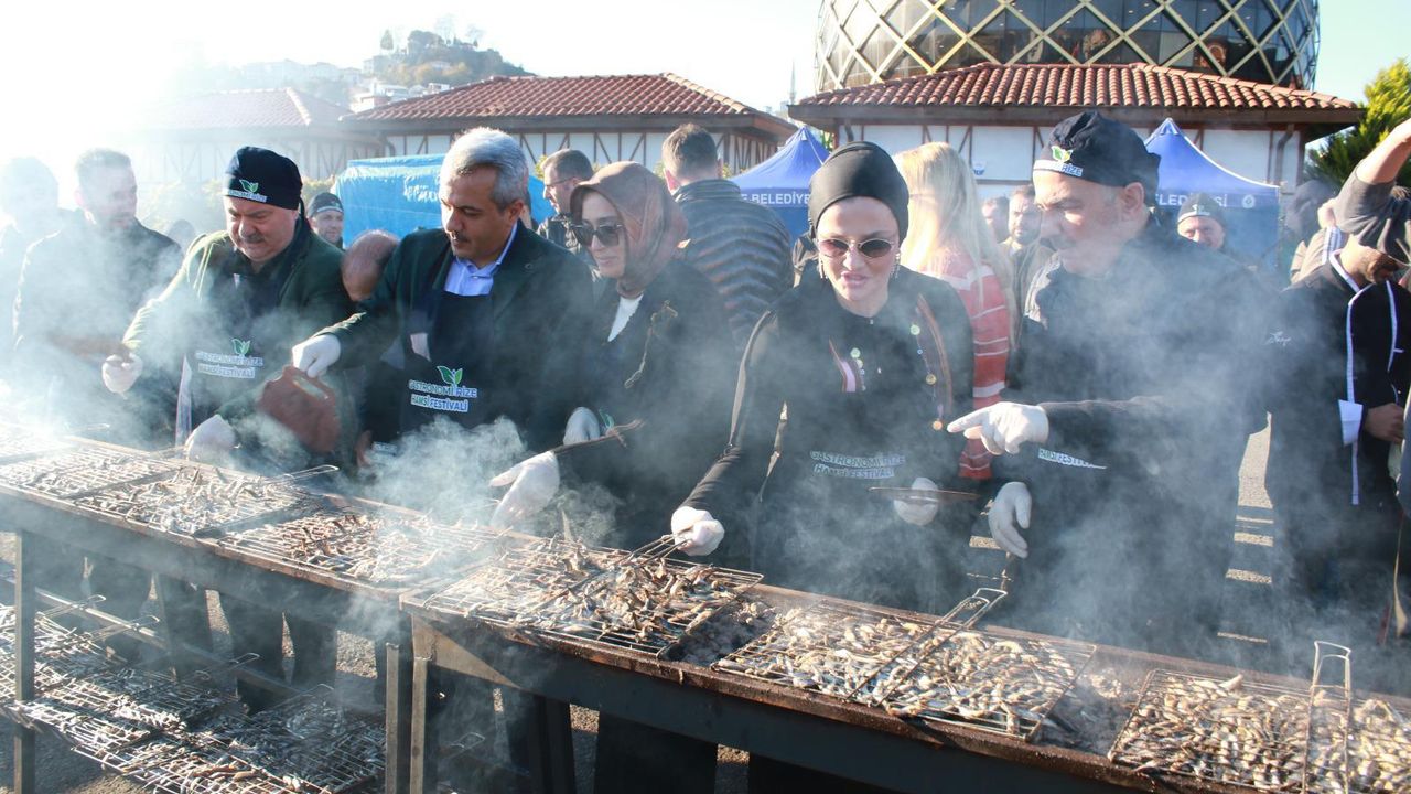 Rize'de düzenlenen "8. Hamsi Festivali"nde katılımcılara 2 ton 53 kilo hamsi ikram edildi