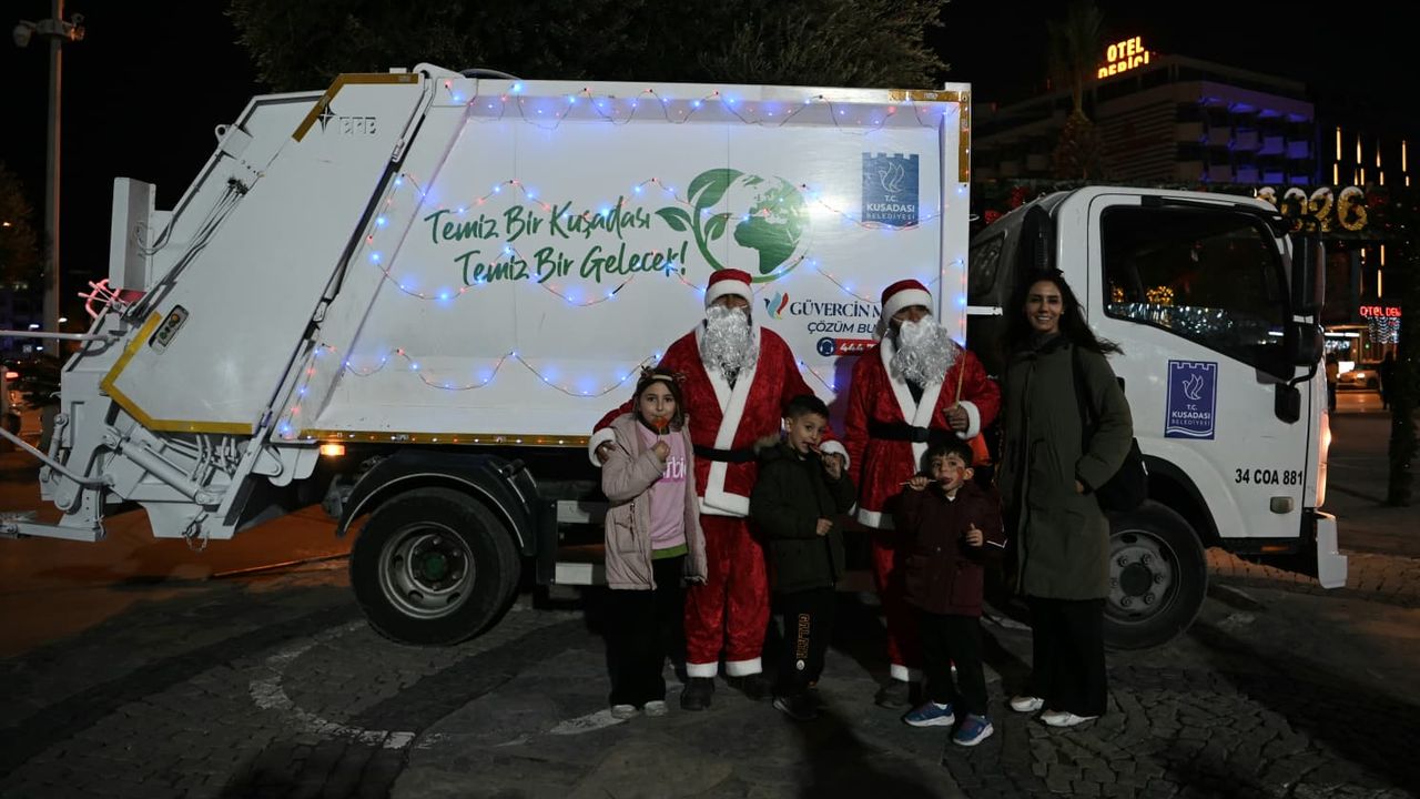 Kuşadası’nda Noel Baba kostümlü personel yeni yıl coşkusu yaşattı