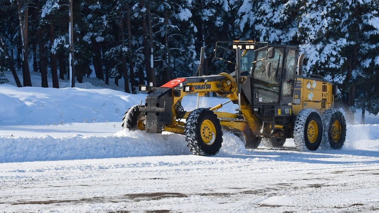 Yoğun kar nedeniyle 1117 yol ulaşıma kapandı