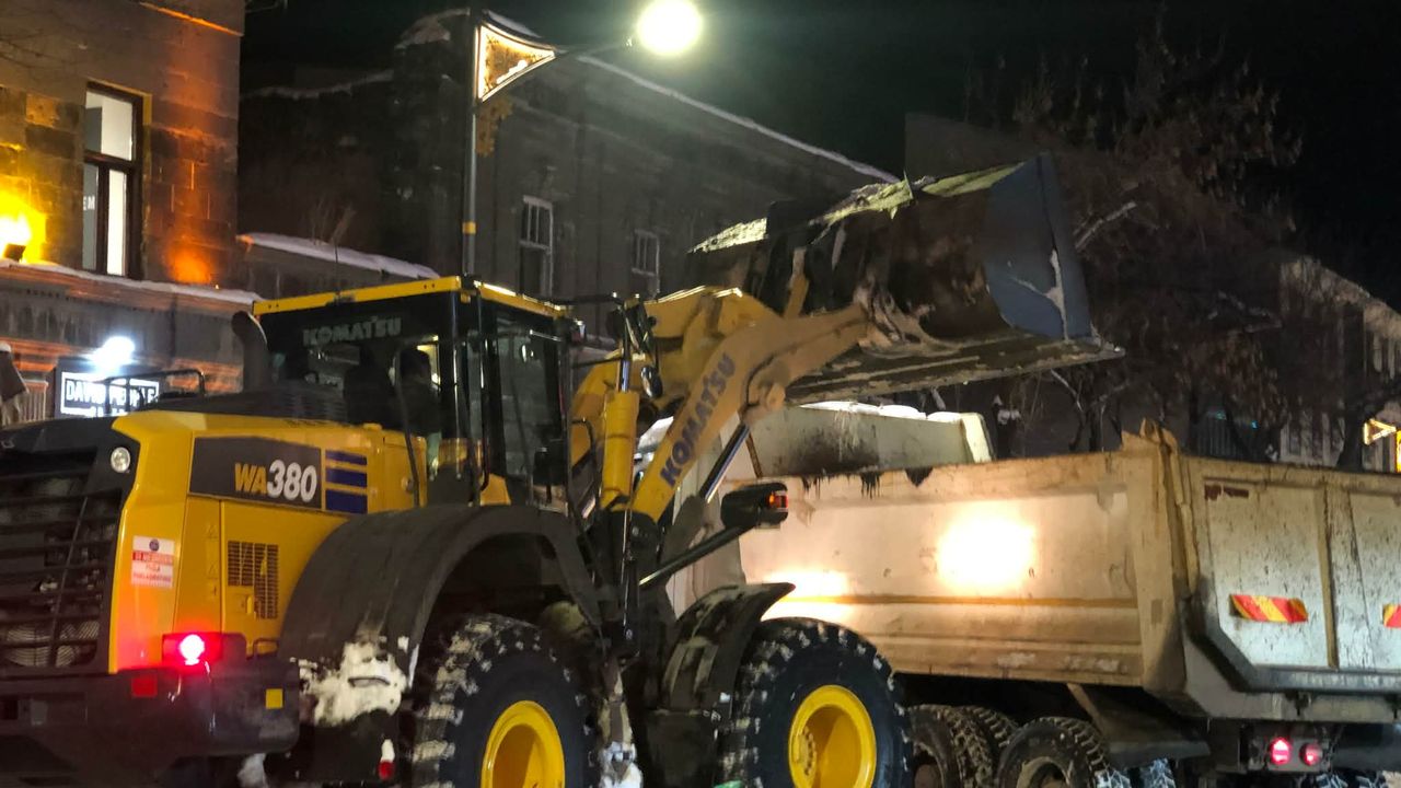 Kars Belediyesi’nden kent genelinde yoğun ve aralıksız karla mücadele