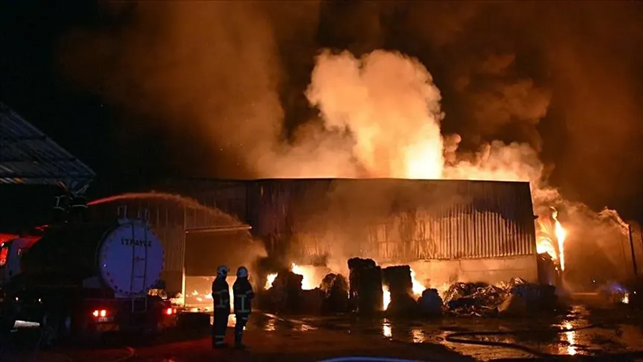 Adana'da parke ve panel üretilen fabrikada yangın