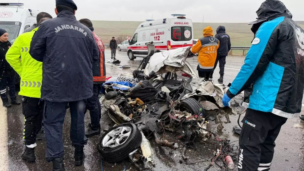 Adıyaman’da feci kazada otomobil kağıt gibi ezildi: 3 ölü, 1 yaralı