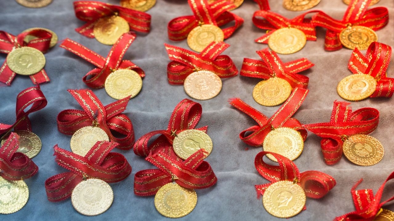 Altın haftaya rekorla başladı: Gram 6.499 TL