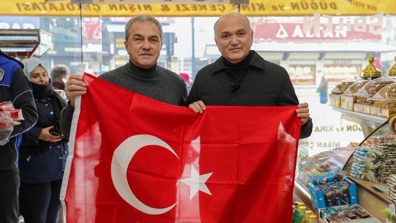 Belediye Başkanı Özlü: "Bu bayrak inmez, vatan bölünmez"