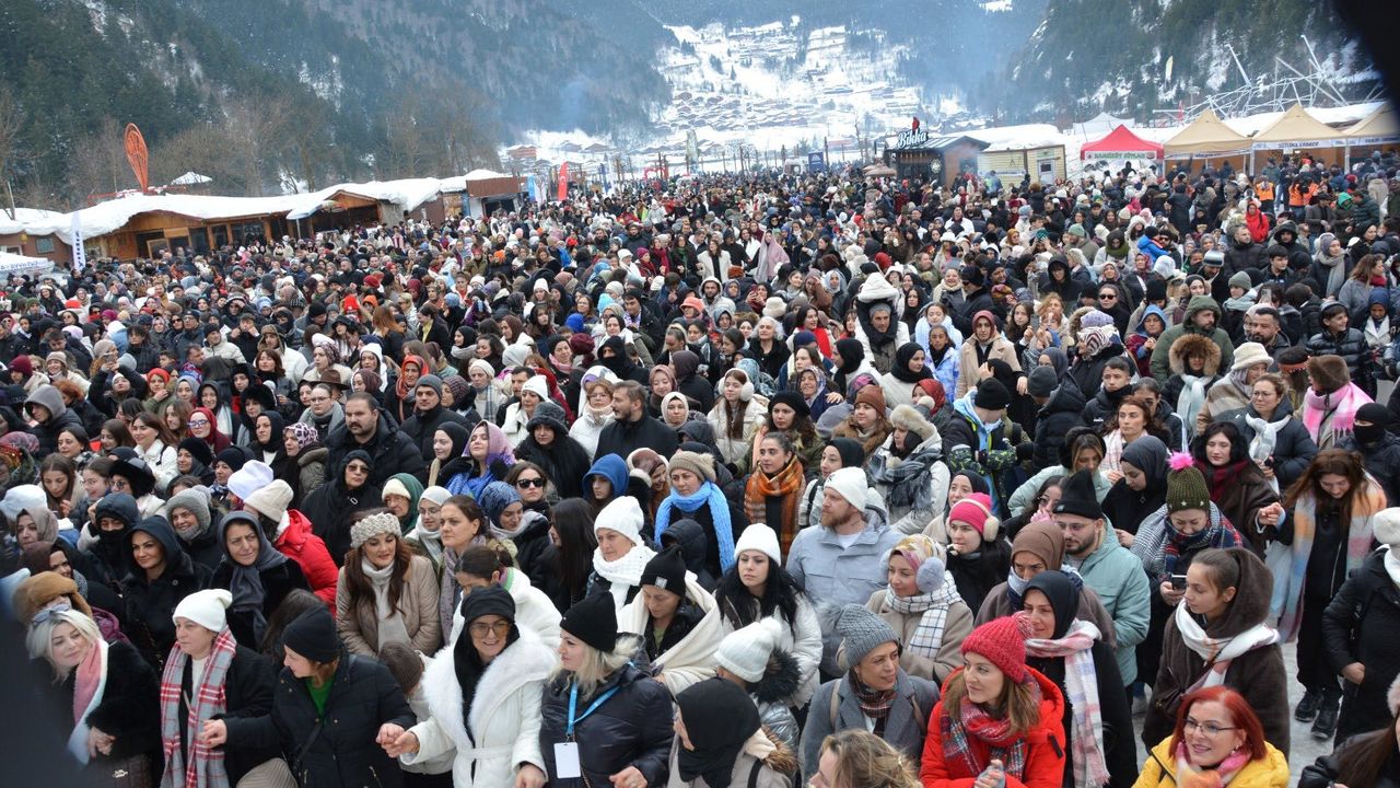 Birinci Uzungöl Kış Festivalinde 6161 kişi aynı anda horon oynadı