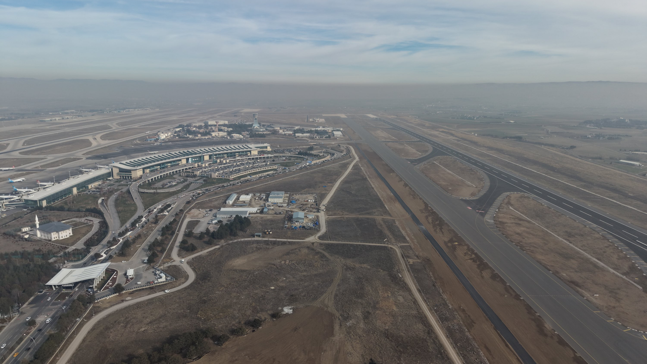 Esenboğa Havalimanı’nda 3’üncü pist ve yeni kontrol kulesi hizmete açıldı