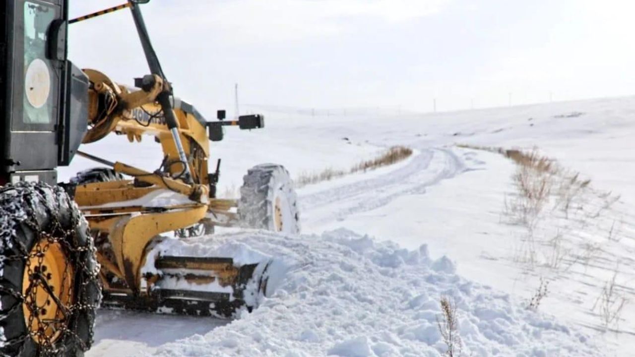 Kars’ta kar ve tipi ulaşımı olumsuz etkiledi: 170 köy yolu kapandı