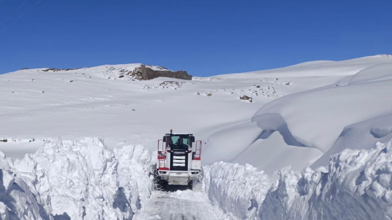 Beytüşşebap’ta kar kalınlığı bazı bölgelerde 2 metreyi aştı