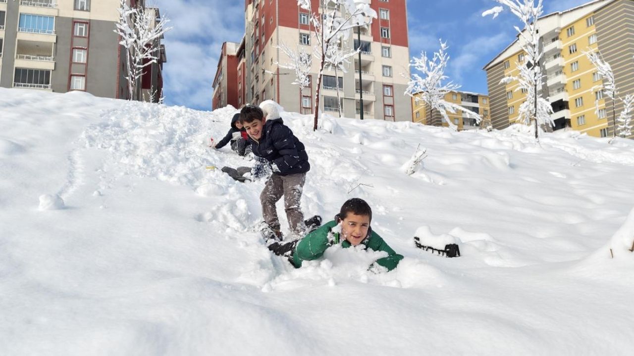 Kar yağışı nedeniyle birçok ilde eğitime ara verildi
